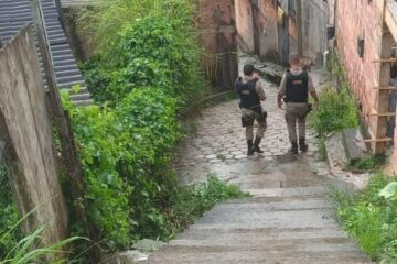 PM apreende armas, drogas e colete balístico em Itabira