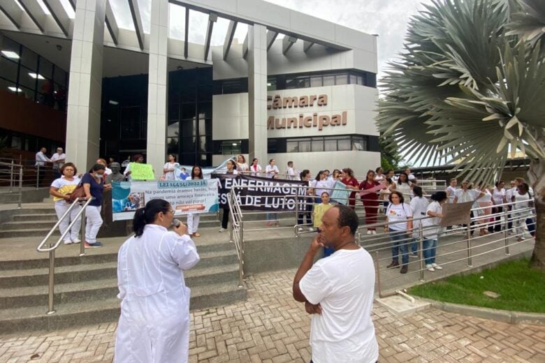 ‘A enfermagem vai parar!’ gritam profissionais da saúde em manifestação na Câmara de Itabira; Prefeitura emite nota oficial