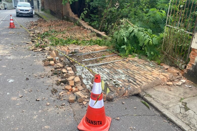 Muro de casarão histórico de Itabira desaba nesta sexta-feira