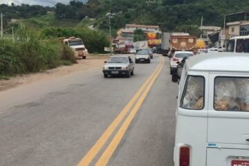 Trânsito é liberado na BR-381 após acidente envolvendo carreta e dois carros