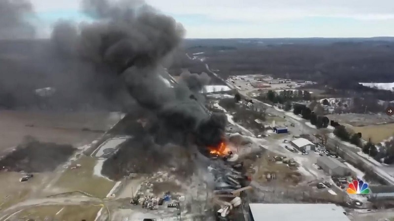 Trem carregado de produtos tóxicos descarrila em Ohio; contaminação preocupa