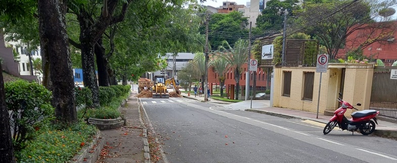 SAAE faz reparo em afundamento de asfalto na avenida Daniel Jardim de Grisolia, em Itabira