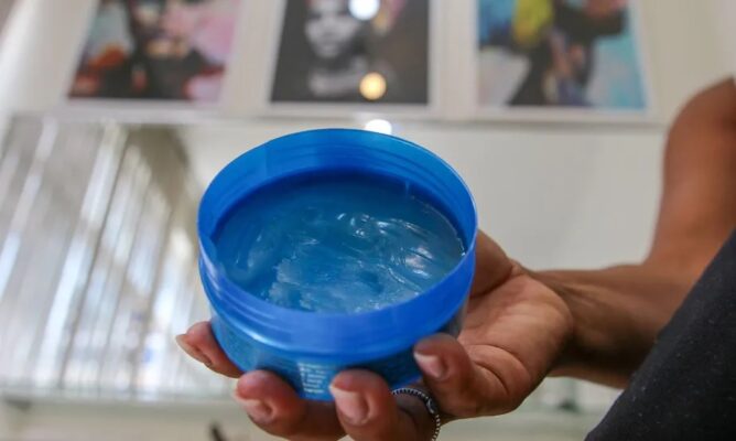 Anvisa proíbe a venda de todas as pomadas para trançar cabelo após casos de cegueira temporária