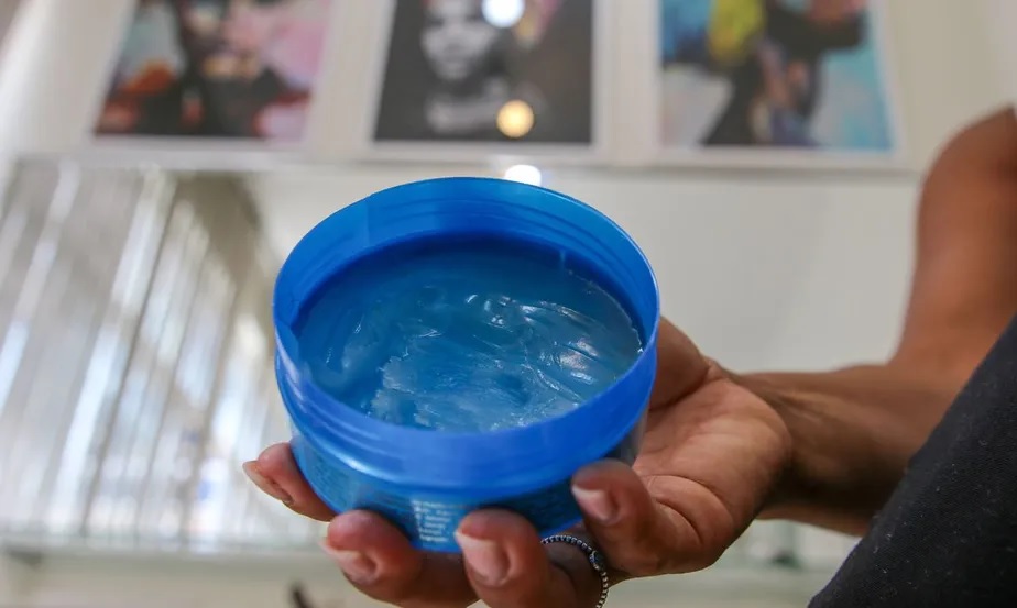 Anvisa proíbe a venda de todas as pomadas para trançar cabelo após casos de cegueira temporária
