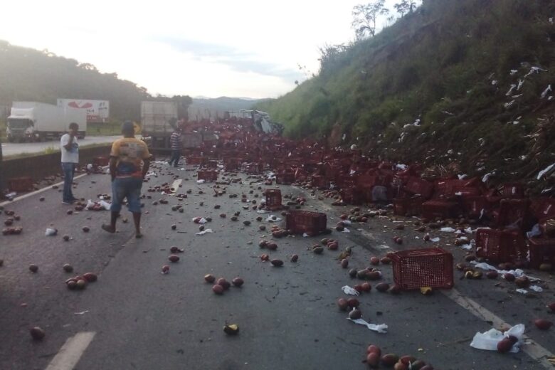 Carreta que transportava mangas bate em talude, carga fica espalhada e interdita BR-040