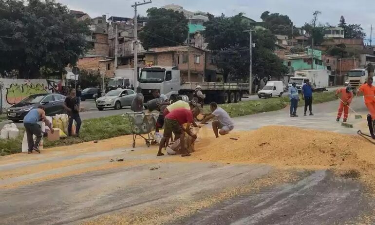 População saqueia carga de milho que ficou espalhada no Anel Rodoviário após acidente