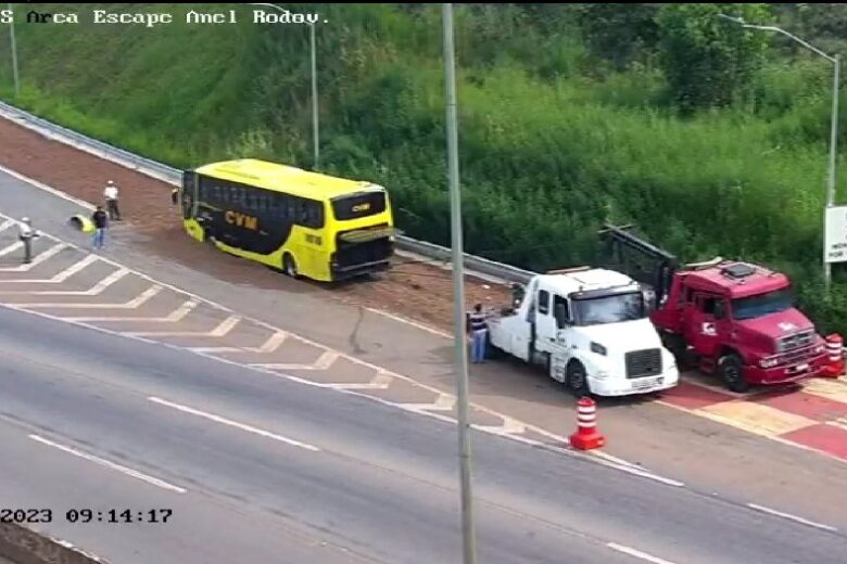 Ônibus com 41 passageiros usa Área de Escape do Anel Rodoviário