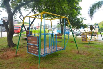 Crianças com deficiência ganham brinquedos adaptados em praças de Monlevade
