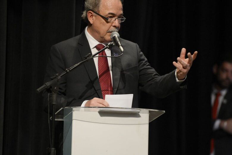 Mercadante toma posse no BNDES e faz discurso em defesa da democracia