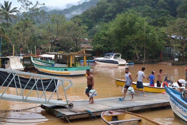 Moradores de São Sebastião estão sem água potável há quatro dias