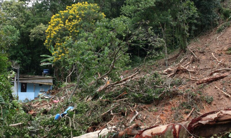Sobe para 54 o número de mortes após chuvas no litoral norte de SP