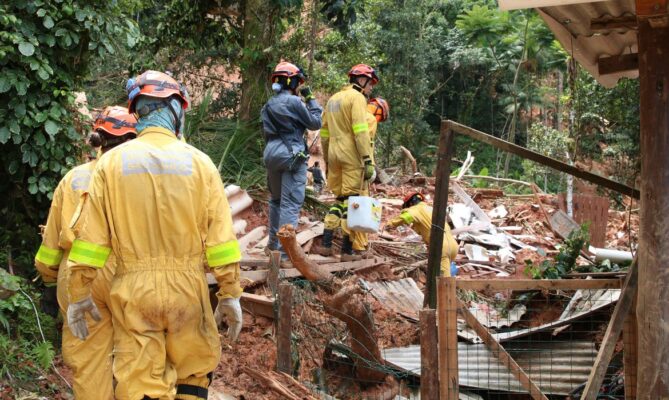 Buscas por seis desaparecidos prosseguem na cidade São Sebastião, em São Paulo