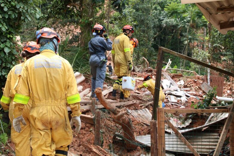 Buscas por seis desaparecidos prosseguem na cidade São Sebastião, em São Paulo