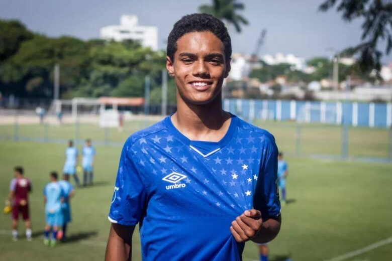 Presidente do Barça confirma contratação de filho de Ronaldinho Gaúcho, que atuava no Cruzeiro