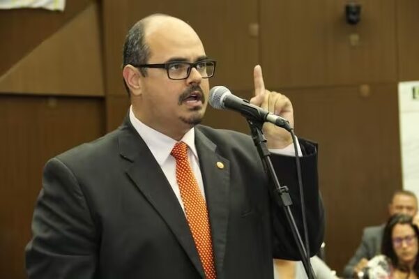 Vice-governador Mateus Simões defende “tolerância zero” após operação "Rejeito" e elogia ação da PF