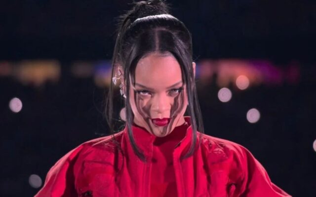 Rihanna "voa" no show do intervalo do Super Bowl e canta hits de sua carreira