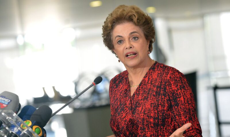 Sem Lula, Dilma viaja à China e assume cargo de presidente do banco dos Brics