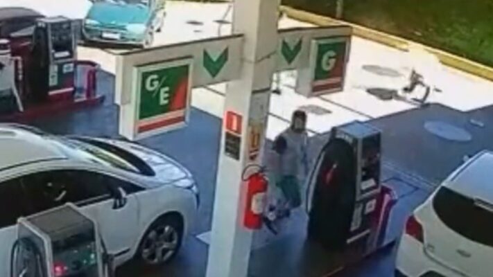 Frentista de posto põe fogo em cliente durante discussão; veja vídeo