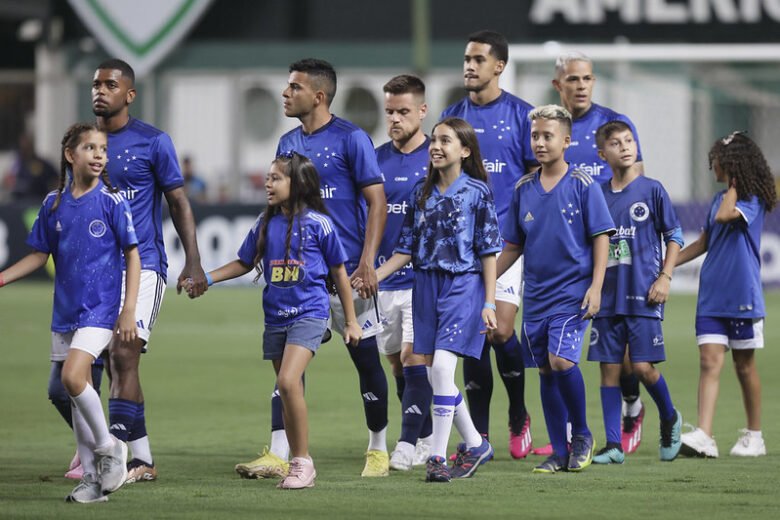 Cruzeiro é punido pelo TJD-MG, mas perda de campo é substituída por torcida com mulheres e crianças