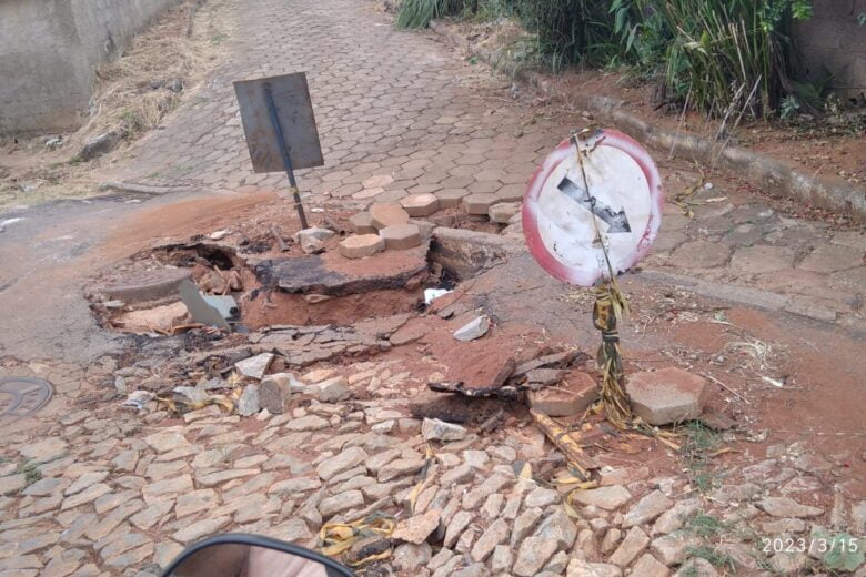 Após cinco meses de descaso, Prefeitura diz que rua Itaobim será revitalizada em Monlevade