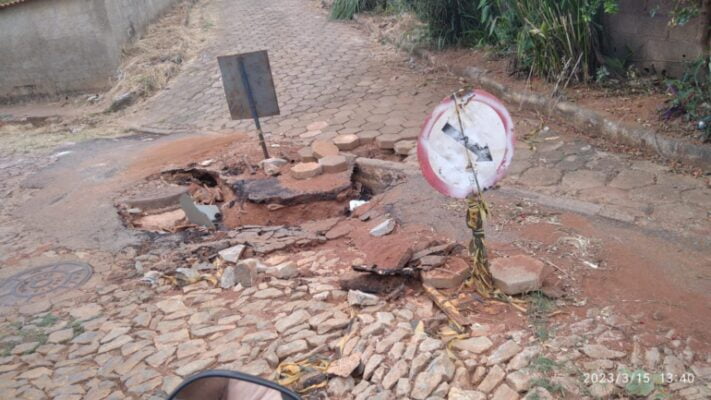 Após cinco meses de descaso, Prefeitura diz que rua Itaobim será revitalizada em Monlevade