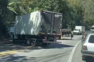 Após acidente entre dois caminhões, BR-381 registra congestionamento nesta sexta-feira