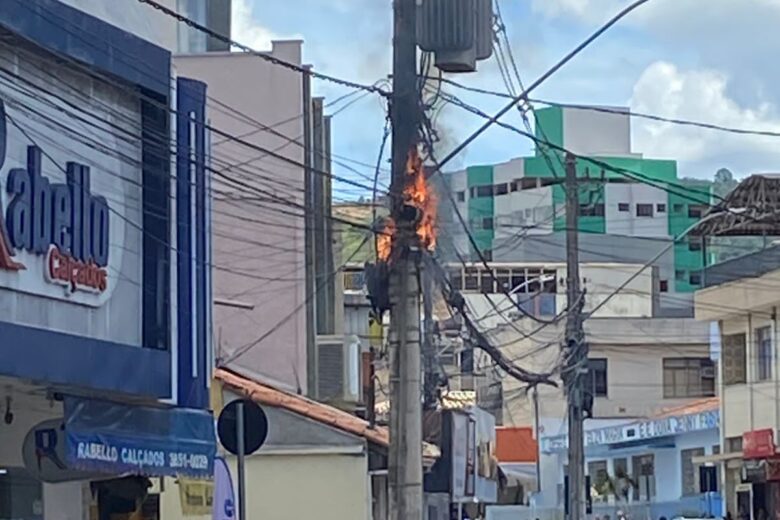 Poste pega fogo e assusta populares em Monlevade