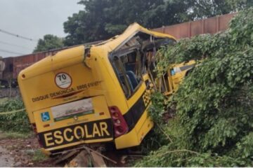 Choque entre trem e ônibus da Apae deixa duas adolescentes mortas no Paraná