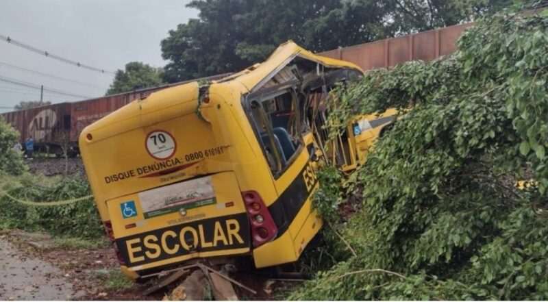 Choque entre trem e ônibus da Apae deixa duas adolescentes mortas no Paraná