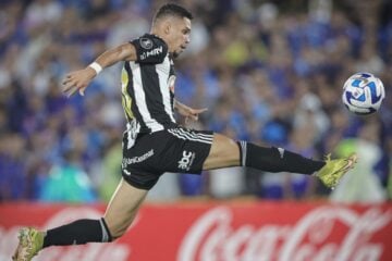 No Atlético, Paulinho encontra esquema tático ideal para jogar bem