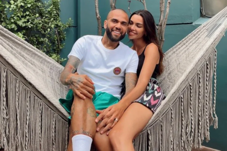 Mulher de Daniel Alves visita jogador no presídio em Barcelona, diz imprensa