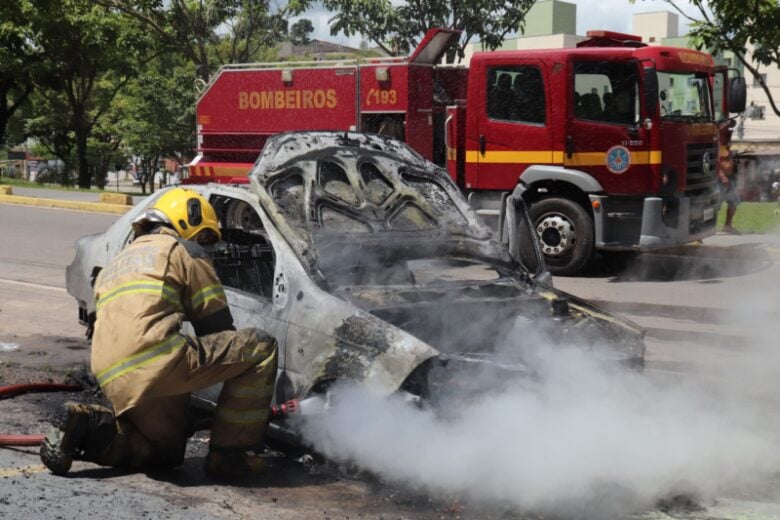 Incêndio destrói veículo na Avenida Cristina Gazire em Itabira