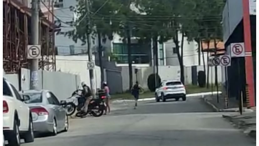 Casal inabilitado empina moto na rua, tenta fuga da PM e é preso em Monlevade