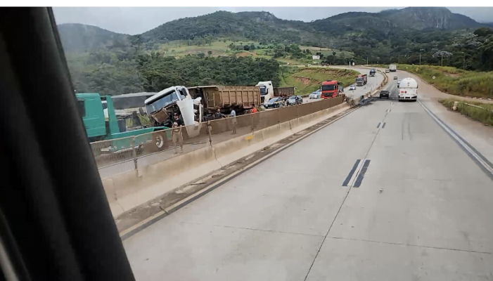 Trânsito em Bom Jesus de Amparo é liberado após retirada da carreta que estava em "L"