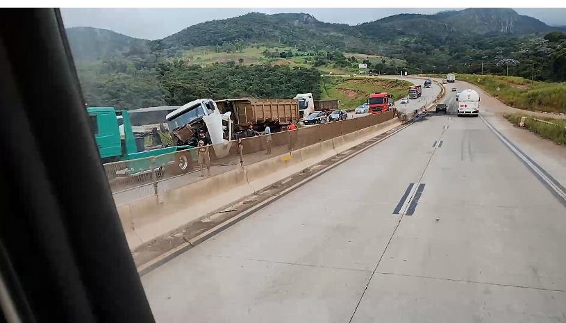 Trânsito em Bom Jesus de Amparo é liberado após retirada da carreta que estava em “L”