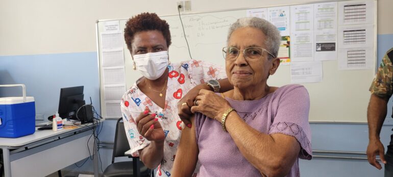 É hoje! Dia D de vacinação contra Gripe e Covid mobiliza Monlevade; confira os locais