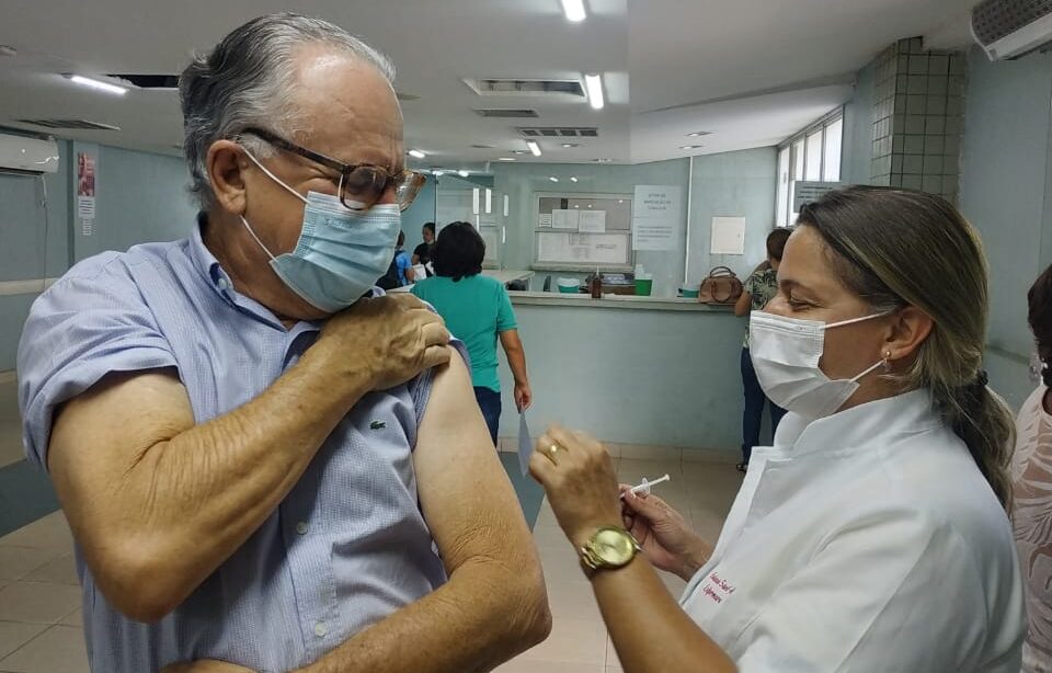 Vacinação bivalente para idosos a partir de 70 anos continua hoje em Monlevade