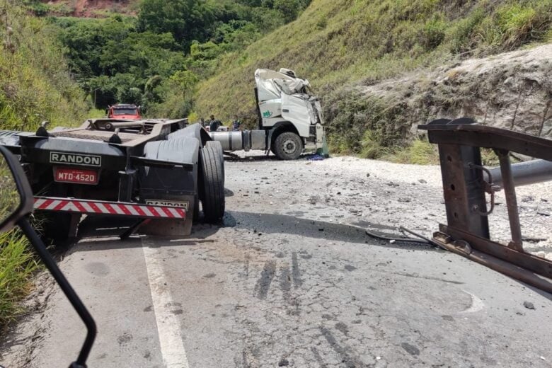 Acidente na manhã desta sexta-feira interdita a MGC-120, entre Itabira e Nova Era