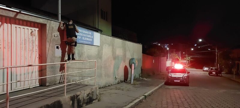 Homem invade PSF no São Pedro, furta garrafas, jarra de vidro e mascote do Atlético MG