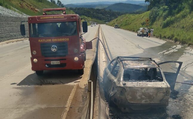 carro-bate-em-mureta-pega-fogo-e-motorista-morre-carbonizado-na-br-381