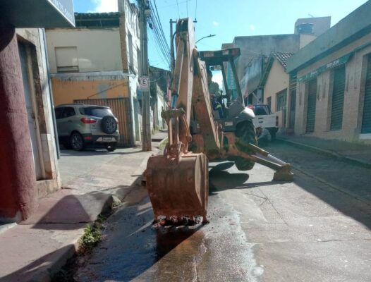 Itabira: manutenção na rua Água Santa interdita o trânsito e interrompe o abastecimento de água