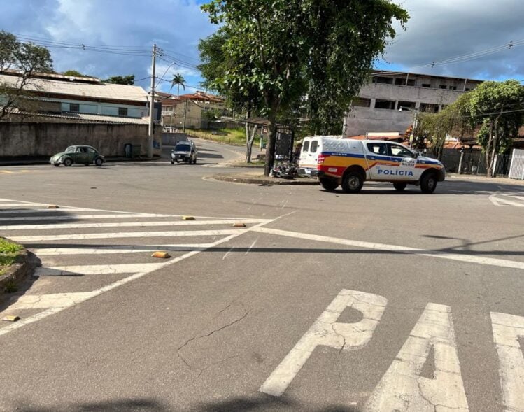 Homem destrói motocicleta ao tentar fugir da PM em Santa Bárbara