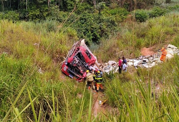 Caminhão capota e motorista fica preso às ferragens na BR-381