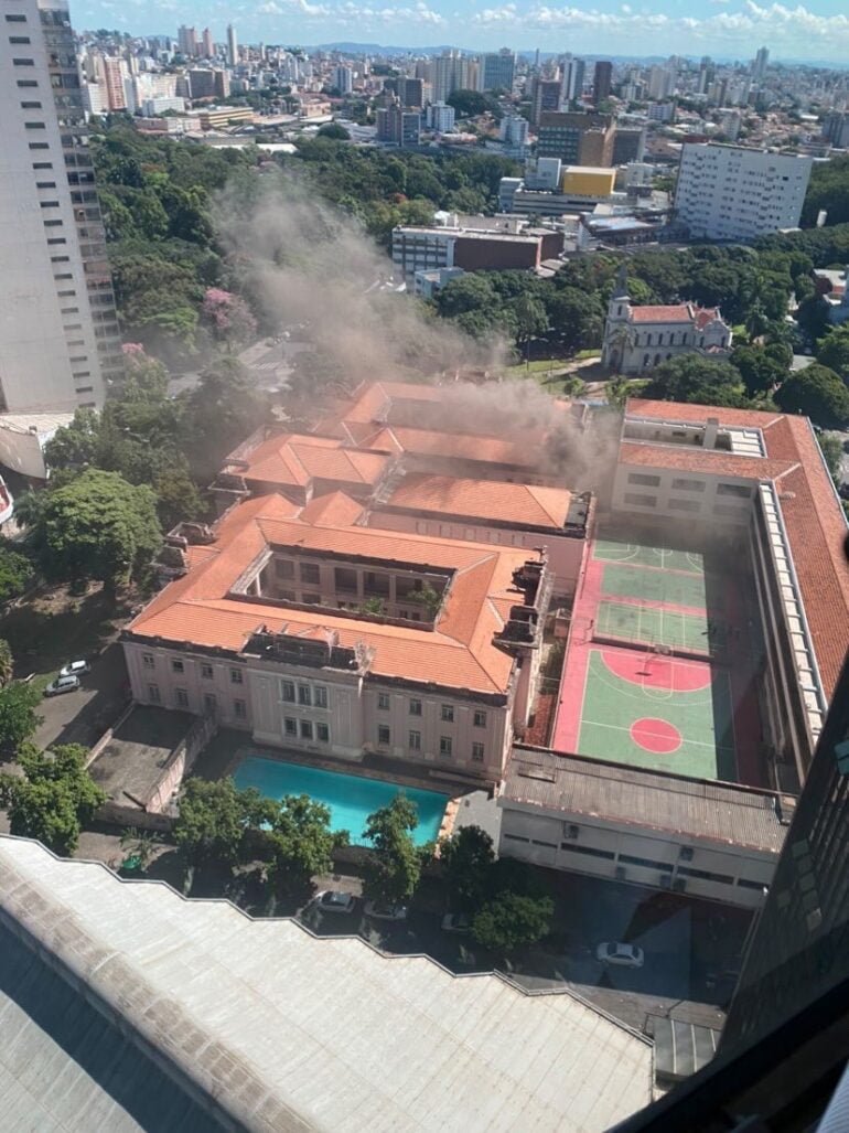 Bombeiros combatem incêndio no Instituto de Educação, em BH