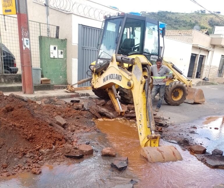 Rompimento de adutora interrompe abastecimento em sete bairros de Itabira