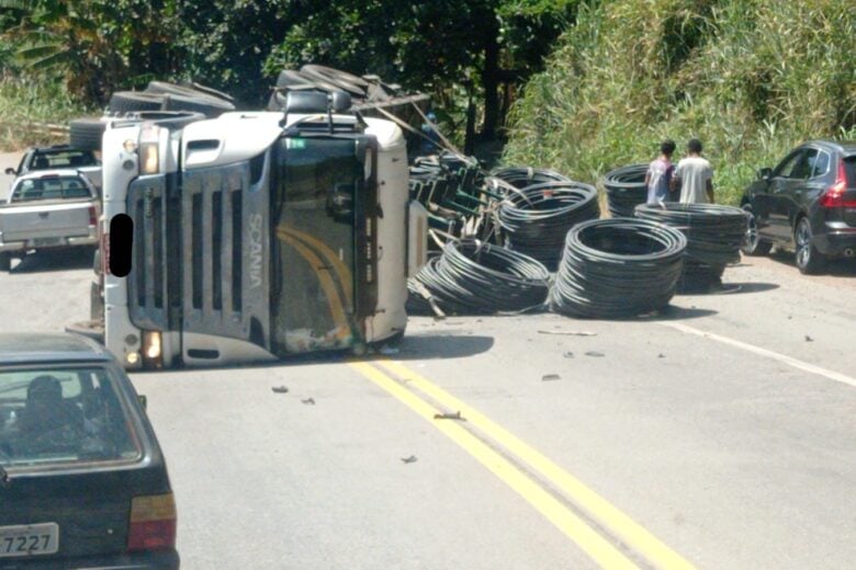 Após acidente com carreta, BR-381 é totalmente liberada na noite desta segunda-feira