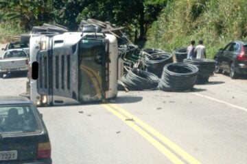 Após acidente com carreta, BR-381 é totalmente liberada na noite desta segunda-feira