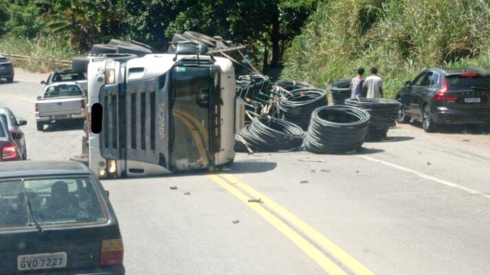 Após acidente com carreta, BR-381 é totalmente liberada na noite desta segunda-feira