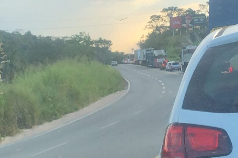 BR-381 segue parcialmente interditada por tombamento de carreta em Sabará