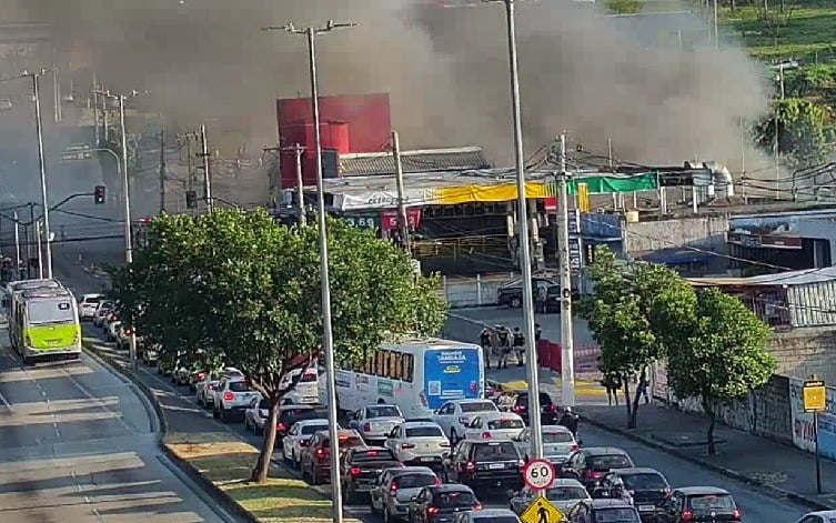 Incêndio de grandes proporções atinge loja em Belo Horizonte nesta terça-feira